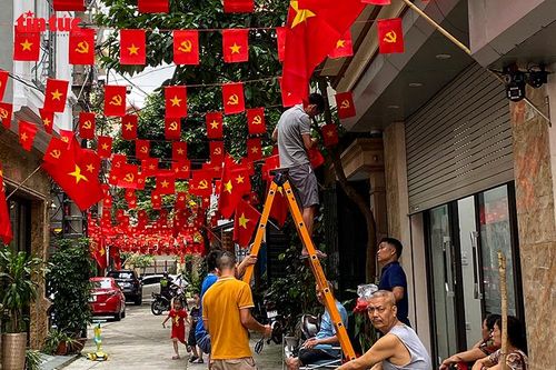 Thiêng liêng màu cờ Tổ quốc trên các ngõ phố Thủ đô