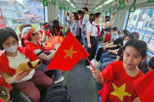 Đông nghịt người trên chuyến tàu Cát Linh - Hà Đông hướng về Quảng trường Ba Đình