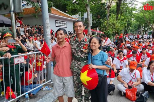 Giây phút xúc động của anh lính gặp lại người thân trong buổi tổng hợp luyện diễu binh, diễu hành