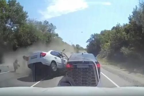 Tránh xe tải quay đầu, BMW đâm trúng 5 xe khác trên cao tốc
