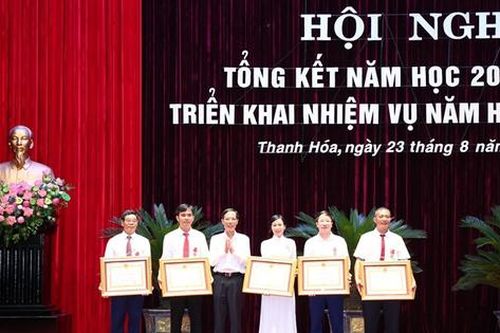 Tốt nghiệp THPT xếp thứ bảy cả nước, 5 thầy cô giáo ở Thanh Hóa nhận huân chương lao động