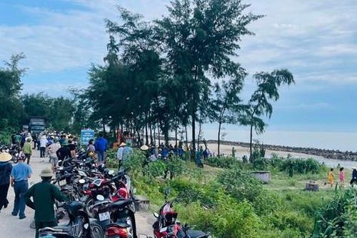 Hà Tĩnh: Hàng trăm người dân ra quân đắp đá làm kè ứng phó với bão số 5