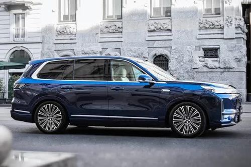 SUV dài hơn 5,2 mét, nội thất sang chảnh, công suất 882 mã lực, giá hơn 700 triệu đồng