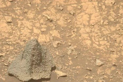 NASA phát hiện khối đá hình mũ sắt và những gợn sóng cát khổng lồ bí ẩn trên sao Hỏa