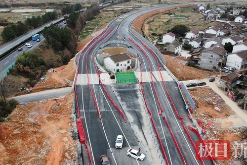 Chủ nhân của ngôi 'nhà đinh' nổi tiếng Trung Quốc phải chuyển đi vì tiếng ồn giao thông