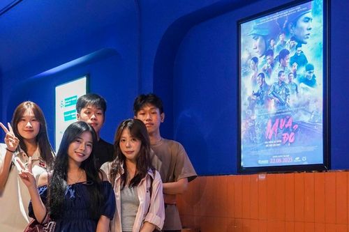 Gen Z thức xuyên đêm xem 'Mưa đỏ': Khi lịch sử chạm đến trái tim người trẻ