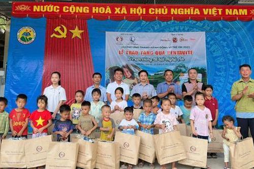Hơn 1.200 suất quà tặng trẻ em vùng lũ trước thềm năm học mới