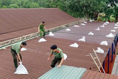 Bão Kajiki áp sát miền Trung, Công an Quảng Trị khẩn trương hỗ trợ người dân