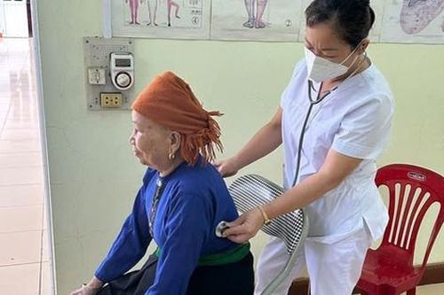 Thăm khám và tư vấn sức khỏe cho hàng trăm phụ nữ dân tộc thiểu số
