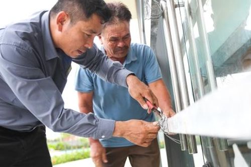 Bão số 5 áp sát, khu du lịch ở Hà Tĩnh cấp tốc chằng néo nhà cửa