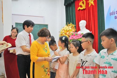 Công ty CP xây lắp Điện lực Thanh Hóa khen thưởng 171 học sinh đạt thành tích trong học tập