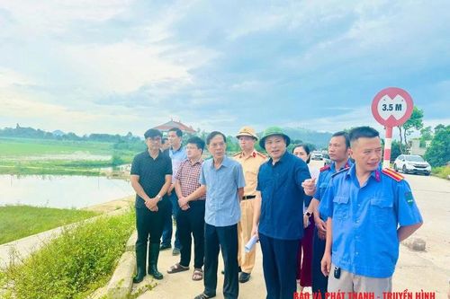 Phó Chủ tịch UBND tỉnh Đầu Thanh Tùng kiểm tra công tác ứng phó với bão số 5