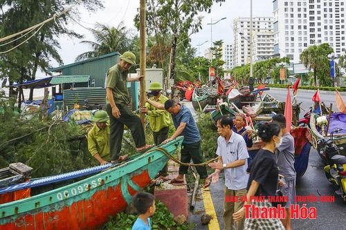 Ngư dân Thanh Hóa khẩn trương 'chạy bão' số 5