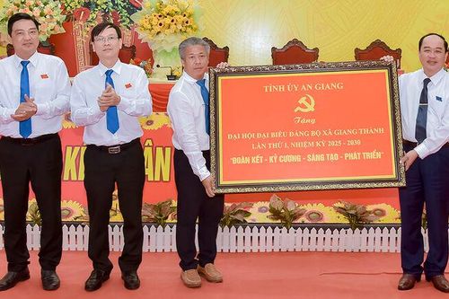 Đại tá Nguyễn Văn Ngành dự và chỉ đạo Đại hội Đảng bộ xã Giang Thành