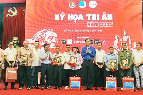 Trao ảnh phục dựng chân dung các Anh hùng liệt sĩ cho thân nhân