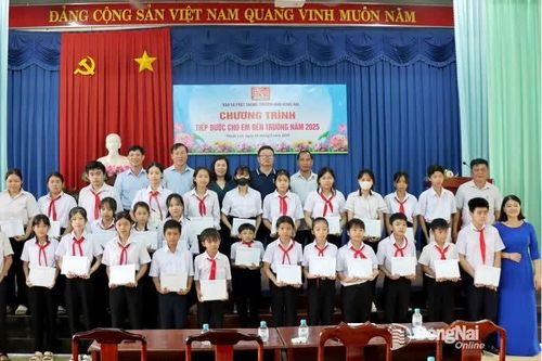 Báo và Phát thanh, Truyền hình Đồng Nai trao học bổng cho học sinh khó khăn tại xã Thuận Lợi và Bình Tân