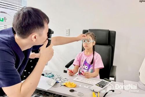 Những dấu hiệu nhận biết trẻ bị tật khúc xạ