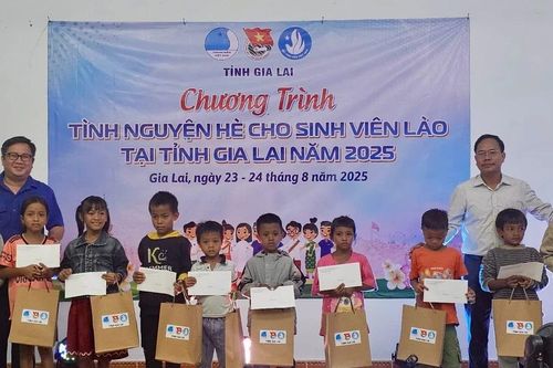 Sinh viên Việt - Lào tham gia tình nguyện hè tại xã An Toàn