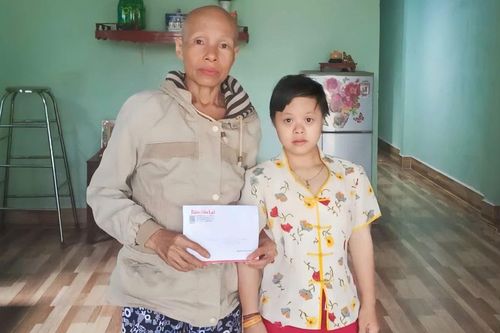 Trao 10,7 triệu đồng của bạn đọc hỗ trợ gia đình bệnh nhân ung thư