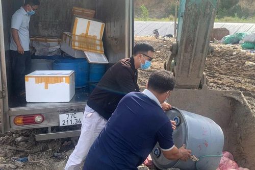 Gia Lai: Tiêu hủy hơn nửa tấn thịt heo và 420 bịch chả ram không rõ nguồn gốc