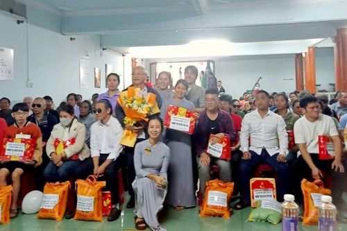 Gia Lai: Trao quà cho người mù có hoàn cảnh khó khăn