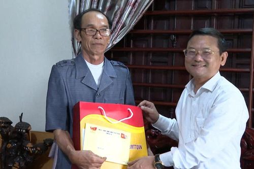 Phó Chủ tịch UBND tỉnh Nguyễn Tự Công Hoàng thăm, tặng quà thương-bệnh binh tại Ia Khươl và Chư Păh