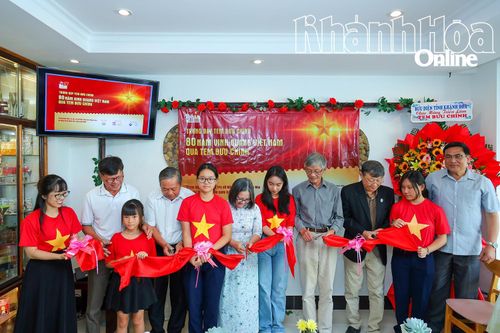 Trưng bày 70 khung tem bưu chính với chủ đề '80 năm - Vinh quang Việt Nam qua tem bưu chính'