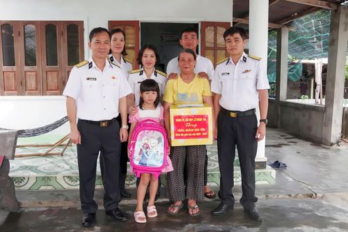 Lữ đoàn 146 thăm, tặng quà con ngư dân nhận đỡ đầu