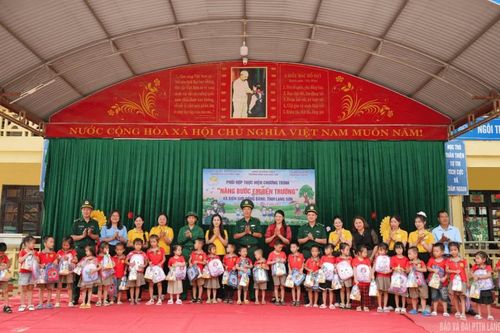 Trao tặng quà cho học sinh Trường Mầm non Bảo Lâm