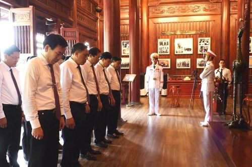 Mùa thu bên Nhà lưu niệm Chủ tịch Hồ Chí Minh