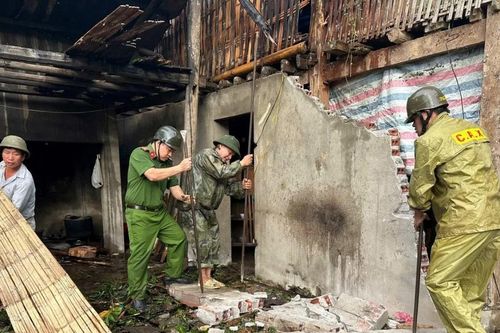 Công an xã Mường Bo khẩn trương cứu hộ người dân, khắc phục sự cố sập tường do cây đổ