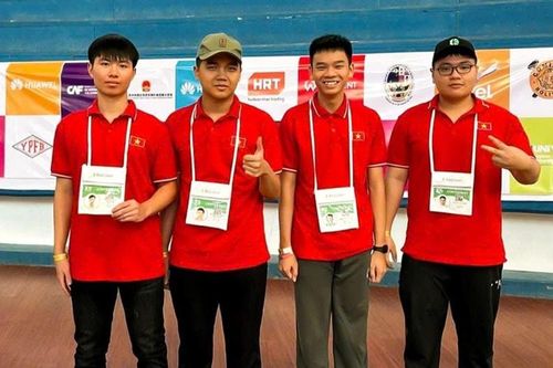 Từ gánh ve chai đến tấm huy chương Tin học quốc tế