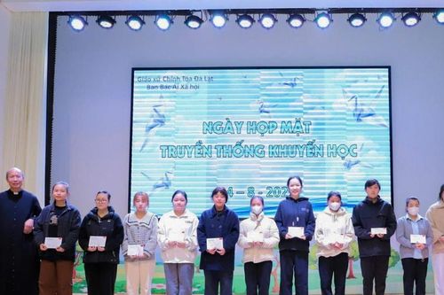 Trao 181 suất quà khuyến học cho học sinh, sinh viên