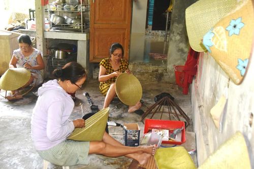 Thăng trầm làng nón bên dòng