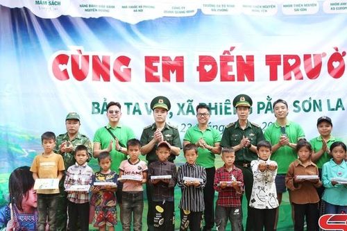 Chương trình 'Cùng em đến trường' tại bản Ta Vắt