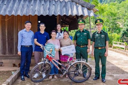 Trao tặng 8 xe đạp cho học sinh có hoàn cảnh khó khăn xã Chiềng Sơn