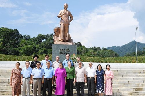 Đoàn đại biểu Quốc hội các khóa tỉnh Cao Bằng về nguồn tại Tân Trào