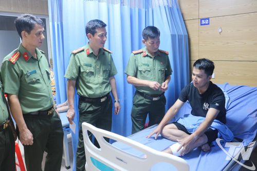 Thăm hỏi, động viên hai cán bộ Công an bị thương khi làm nhiệm vụ