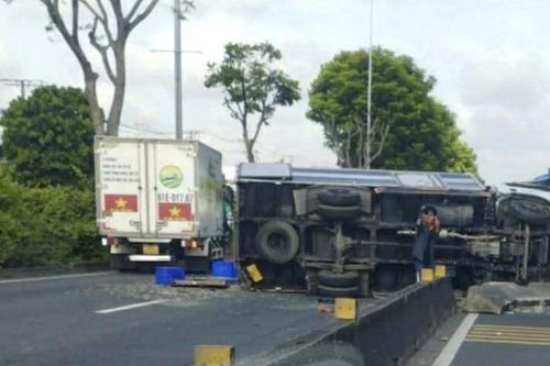 Xe tải bị tông lật chắn ngang đường, giao thông ùn ứ hơn 5km