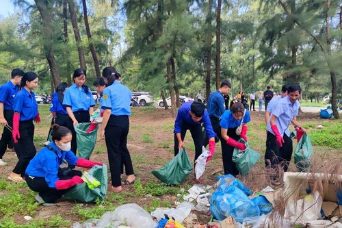 Huế lắp đặt 3 trạm nhà chờ và máy cấp nước miễn phí tại bãi biển - Hướng đi thiết thực giảm rác thải nhựa