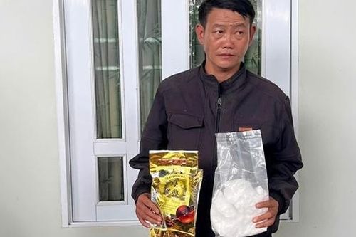 Mang 1kg ma túy dạng đá đi bán thì bị... tóm