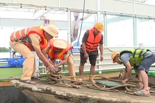 Công an Thanh Hóa sát cánh cùng người dân chống bão số 5