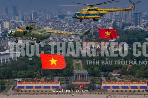 Xem đội hình trực thăng kéo cờ bay trên Quảng trường Ba Đình
