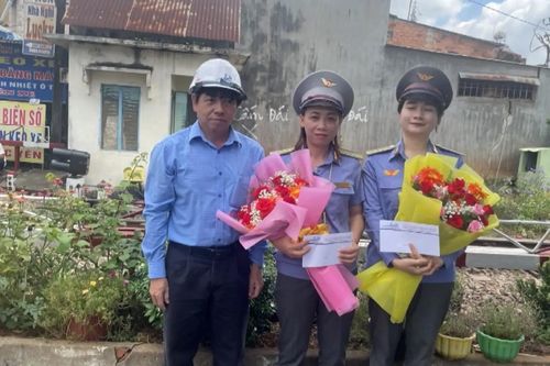 Hai nhân viên gác chắn cứu người trước khi tàu đến