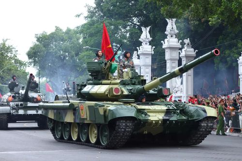 Dàn xe tăng thiết giáp uy lực tiến vào vị trí tập kết