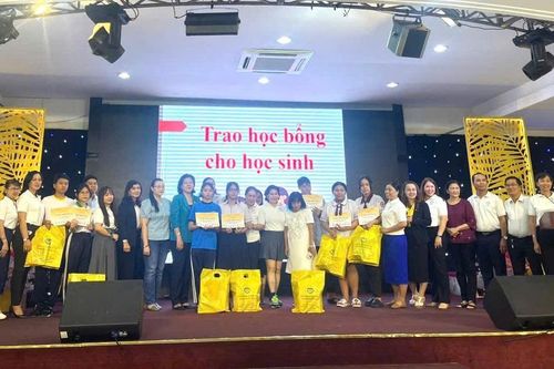 Trao yêu thương – Nâng bước đến trường: 5 năm đồng hành cùng học sinh khó khăn