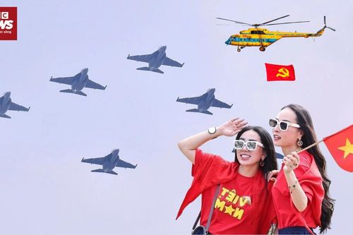Khoảnh khắc người dân hò reo khi biên đội máy bay lướt qua Lăng Bác