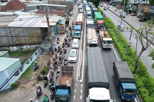 Xe tải tông nhau lật ngang trên đường, giao thông ùn tắc kéo dài 2km tại TP.HCM