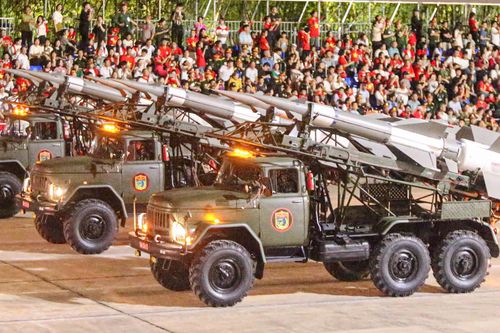 Vạn người reo hò khi tên lửa, xe tăng hùng dũng tiến qua Quảng trường Ba Đình