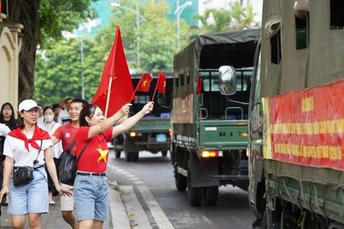 Hà Nội tăng chuyến buýt đêm, metro chạy đến 0h dịp Tổng hợp luyện 2
